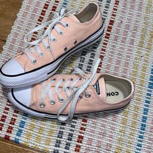 Like New, Women’s Converse shoes, size 7. Pink, super cute.